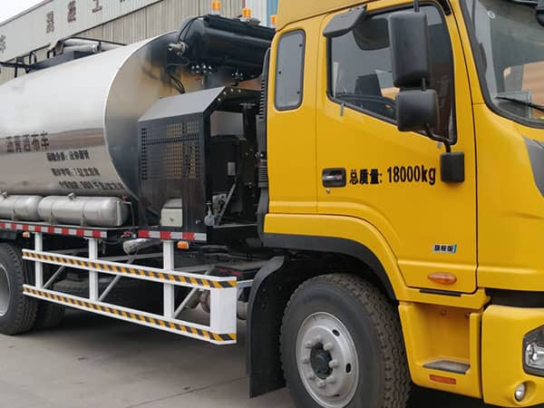 How to solve the problem of uneven spreading by asphalt spreading trucks_2